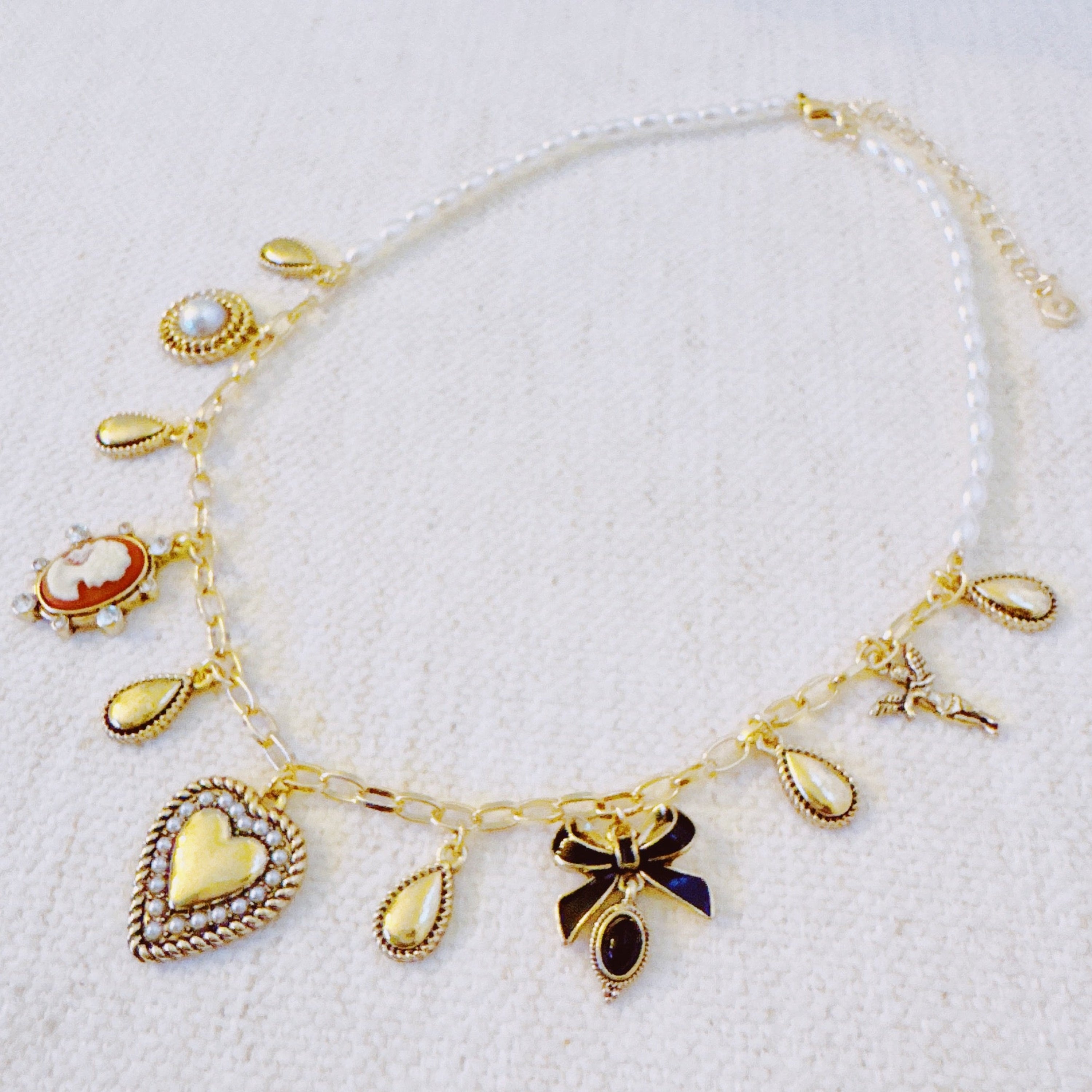 Heart & Cameo Charm Necklace – Romantic Gold Chain with Bow and Vintage-Inspired Details