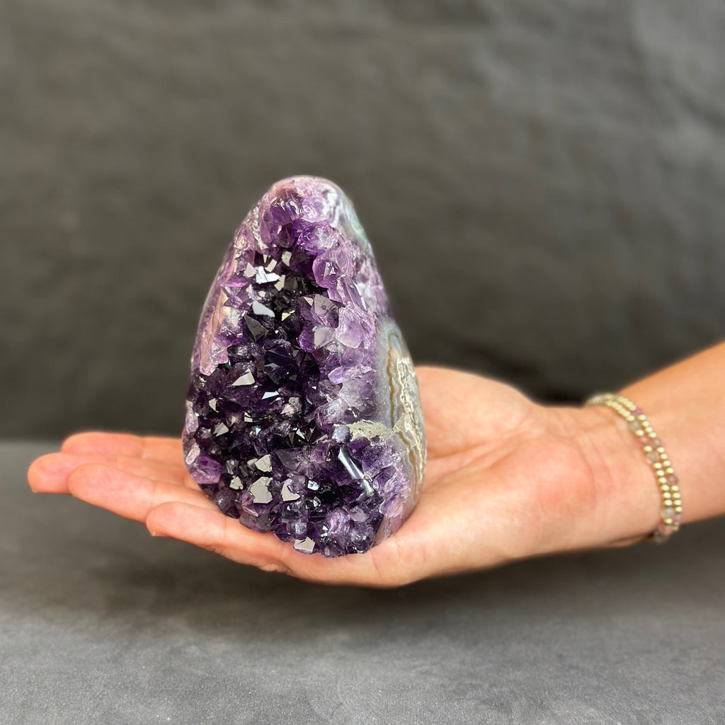 Amethyst geode with Agate formations